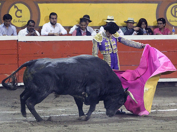 Arturo Mac�as lanceando