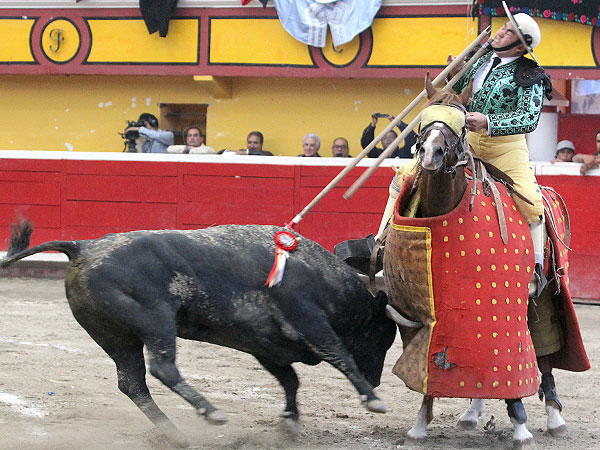 La vara le peg� en la cara