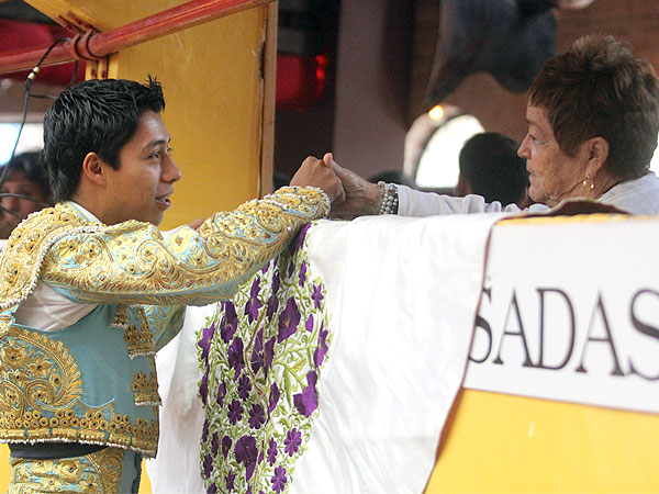 Saludando a la ganadera