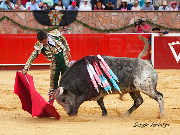 Carlos Casanueva, mostr�ndose