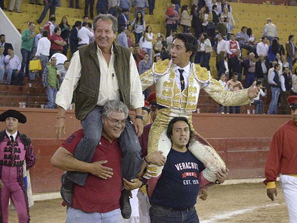 Los triunfadores en volandas