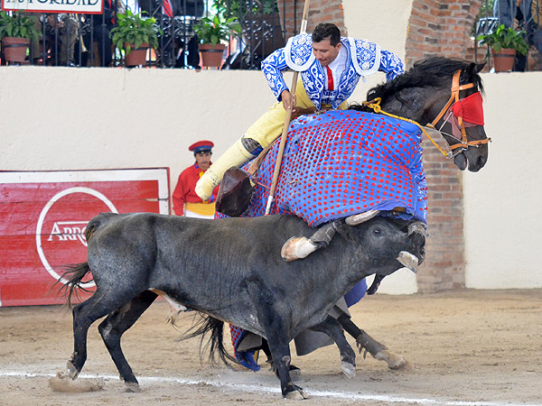 Bravura de piquero y novillo