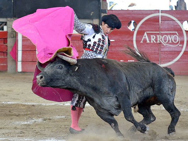 Estupendo quite de Herrera