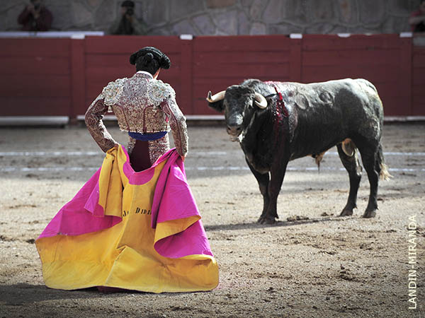 El capote a la espalda
