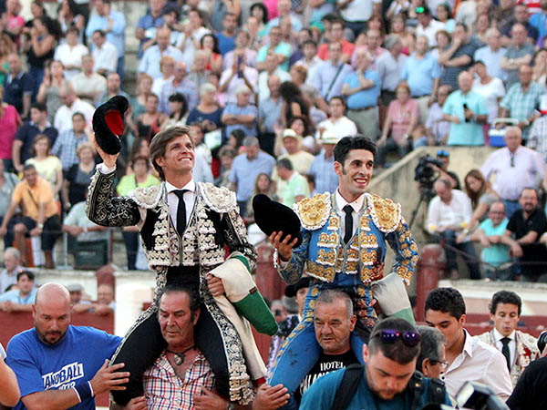 Juli y Talavante en volandas