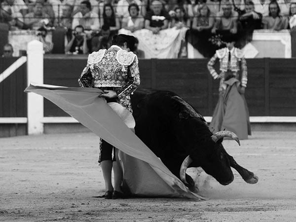 Un poste ejecuta la revolera