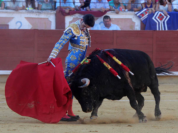 La barbilla en el pecho