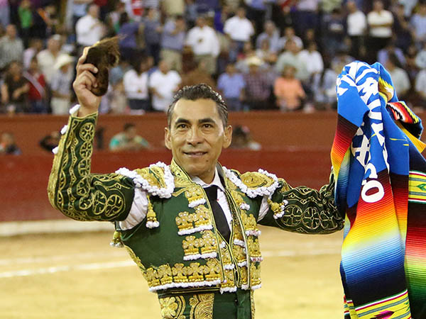 Cort� una y comparti� triunfo