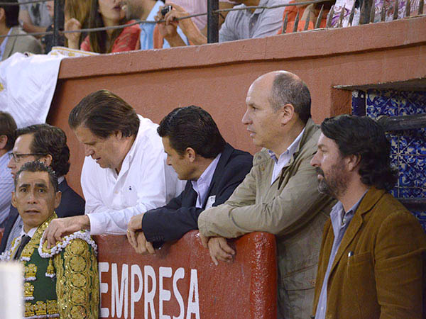 Empresarios y apoderados con Lalo