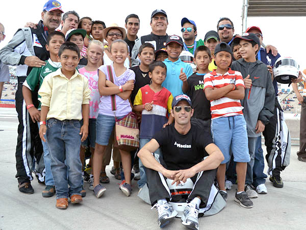 Pilotos y ni�os  de la casa-hogar