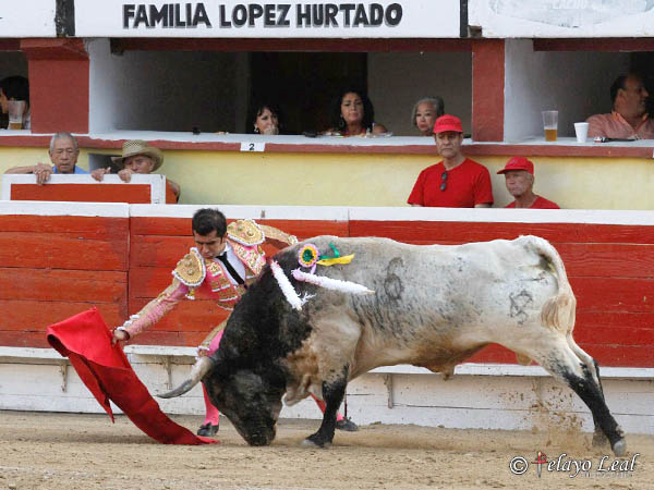 Baj� la mano para hacer su toreo