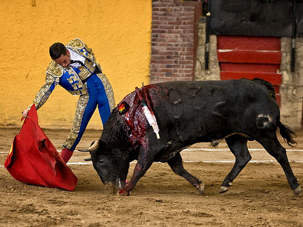 Le corri� la mano por derecha