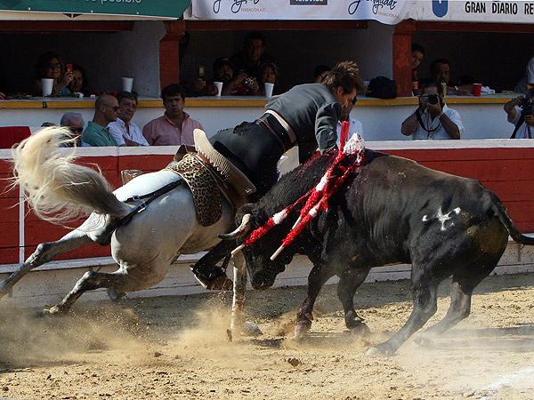 Exponiendo Gast�n Santos