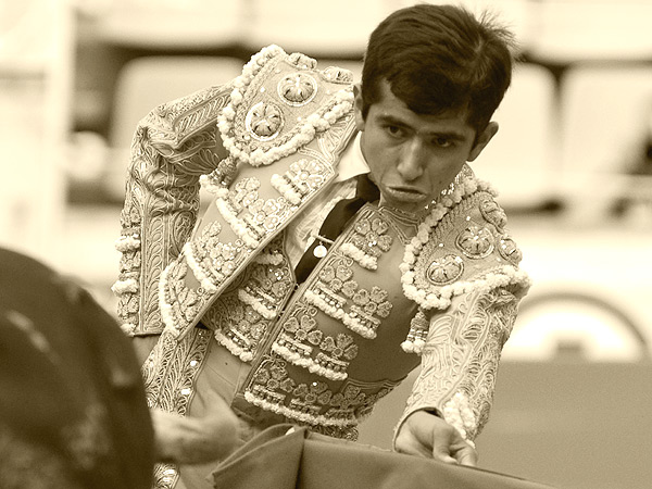 La muleta por delante