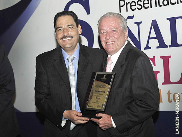 Oskar pesent� su libro en AGS