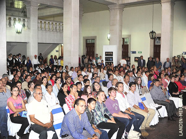 Gran entrada al evento