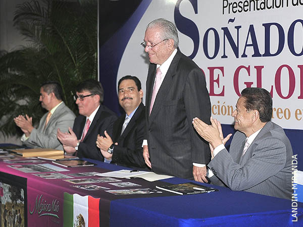 Ovacionado por la asistencia