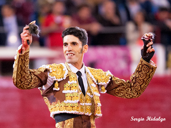 Mostrando su arte sin reserva