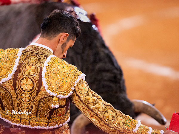 De hinojos y pegado a tablas