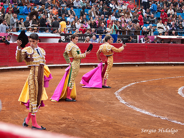 Saludando en el tercio