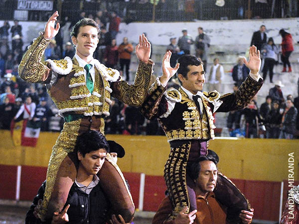 Los dos espadas salieron a hombros