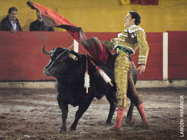 Hacia arriba, con toreo variado