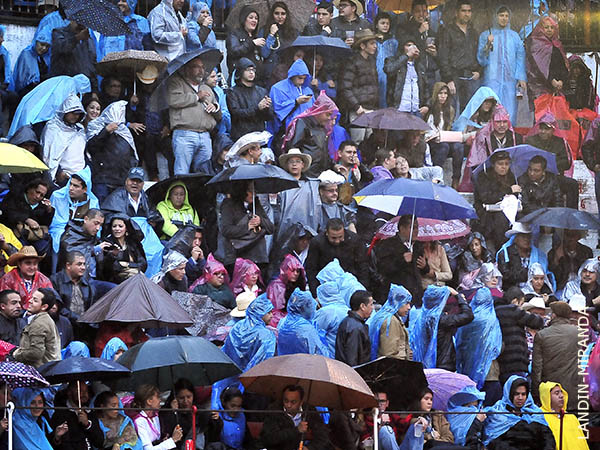 Llenazo de aficionados y paraguas