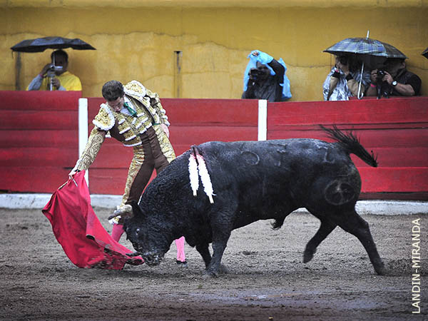 La mano a la cintura