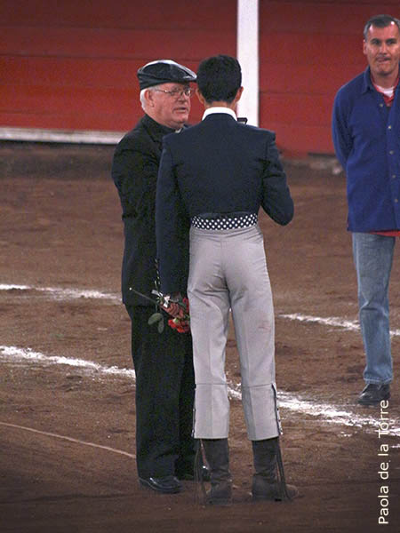 Le entregan el trofeo