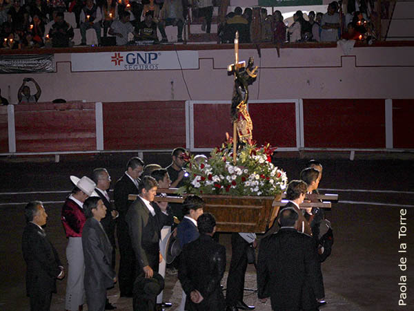 A hombros de los actuantes