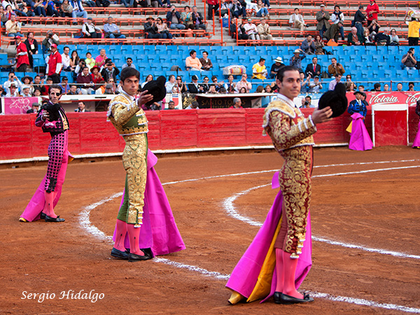 Saludando en el tercio