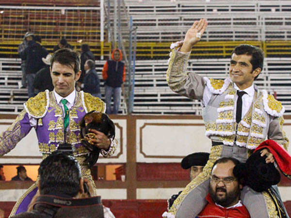 Mac�as y Adame en volandas