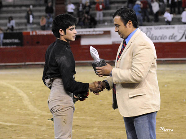 Bricio entrega el trofeo a Ruiz