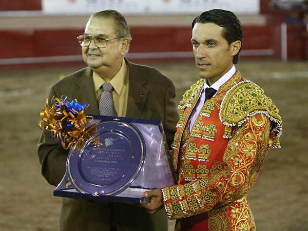 Se llev� una oreja y el trofeo
