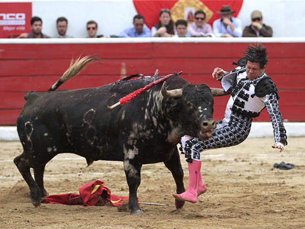 Le apunt� el pit�n al pecho