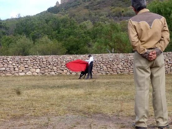 Bajo la mirada de su maestro