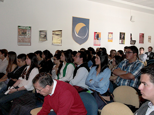 Ante los j�venes universitarios