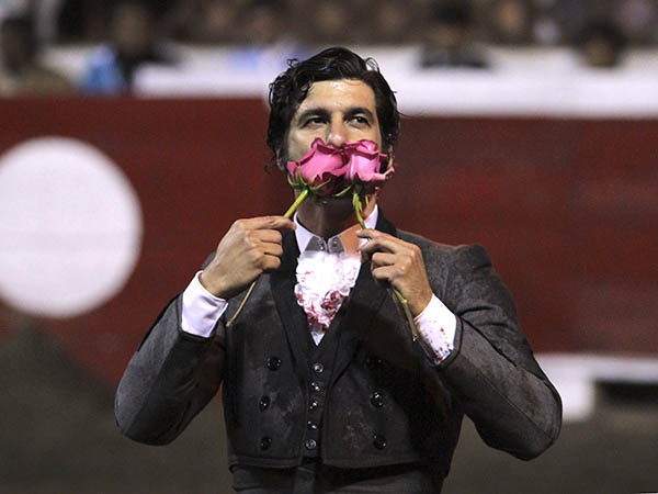 Dos orejas y dos rosas