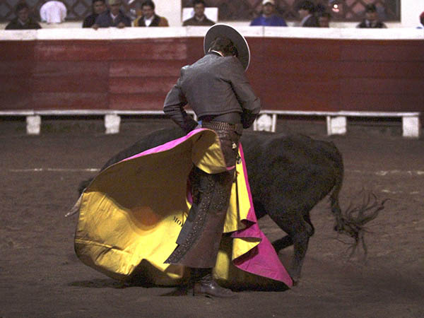 Encajando la barbilla en el pecho