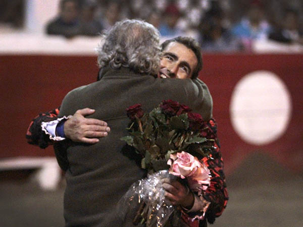 El abrazo del ganadero Cobo