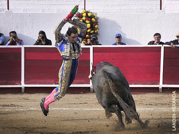 Asom�ndose al balc�n