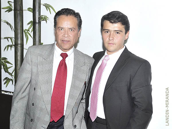 Luis Miguel Cu�llar y su apoderado