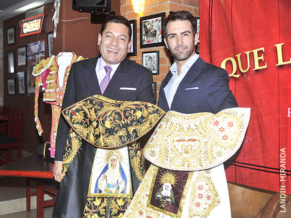 Dos capotes de paseo a Mac�as