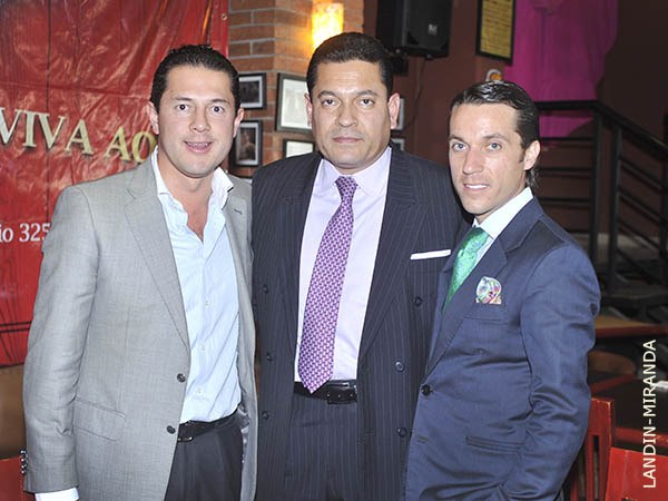 El anfitri�n con Gustavo y Fabi�n