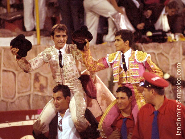 Ambos matadores en volandas