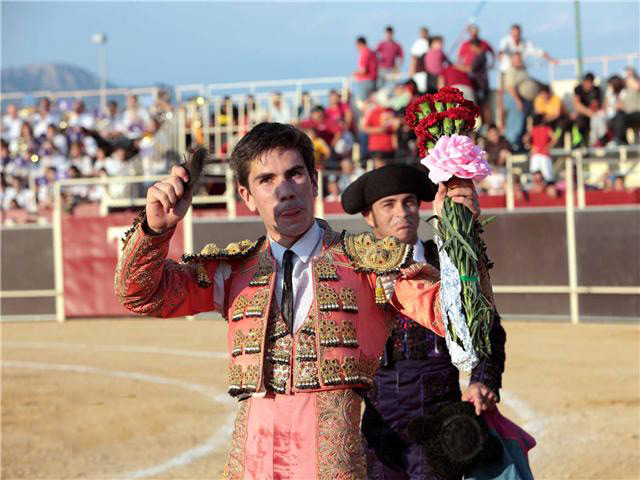 La oreja de su primer novillo