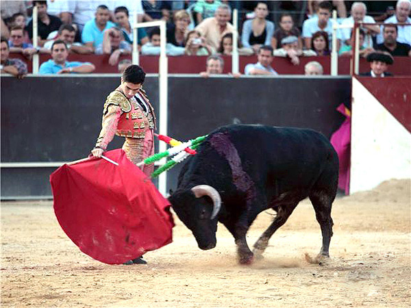 A pies juntos, con temple