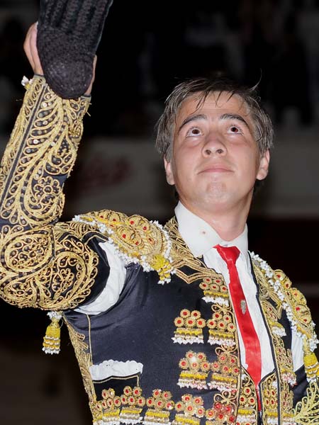 El Canelo, saludando