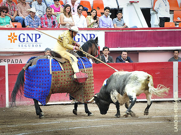 Rivera estren� casaca y lanza