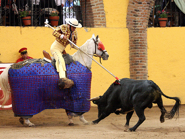 Curro Campos, deteniendo